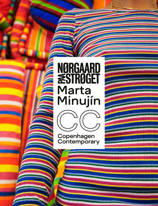 In Zusammenarbeit mit Copenhagen Contemporary hat Nørgaard paa Strøget ein T-Shirt #101 entworfen, das vom farbenfrohen Universum der Künstlerin Marta Minujín inspiriert ist.